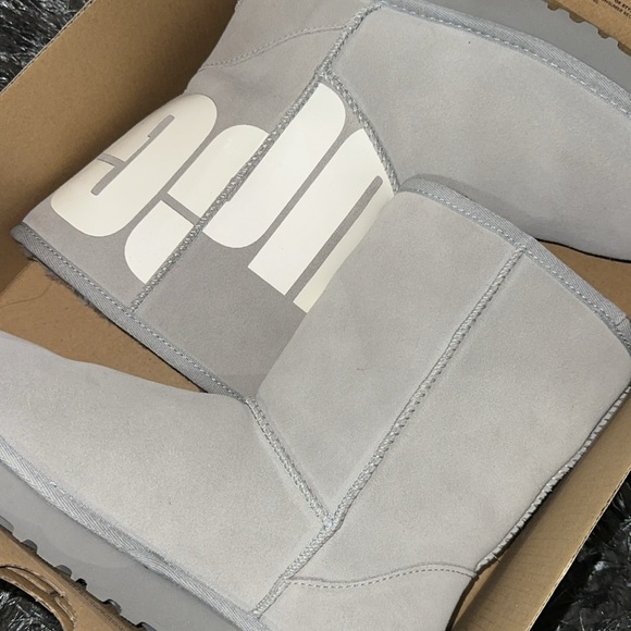 UGGS 💕💕 - Picture 4 of 4